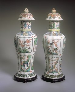 Ett par kinesiska Export Famille Verte-vaser och omslag, Kangxi-perioden (1662-1722) (porslin) (se även 272196) av Qing Dynasty Chinese School