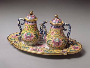Ett par miniatyrlökar och bricka, Qianlong-period (1736-95) (emalj)