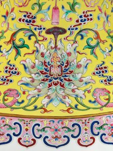 Detalj från en av ett par Imperial Famille Rose-vaser (keramik)