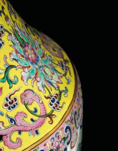 Detalj från en av ett par Imperial Famille Rose-vaser (keramik)