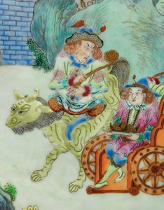 Detalj från en av ett par Imperial Famille Rose-vaser (keramik)