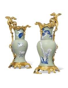 Ein Paar Louis XV Kannen, Porzellan 1662-1722, Montierungen ca. 1745-49 von Qing Dynasty   Kangxi Period Chinese