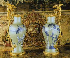 Ett par Ludvig XV ewers, porslin 1662-1722, fästen c.1745-49 (ormolu-monterat porslin)