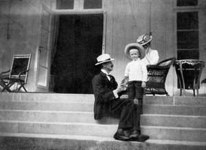 Kung Haakon VII av Norge, hans son Olav och prinsessan Victoria på Bygdøy, Norge, 1908.