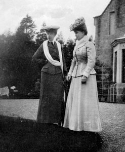 Mary of Teck 1867-1953, prinsessa av Wales, med hertiginnan d