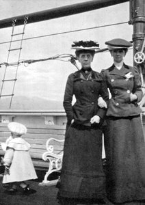 Prins Olav 1903-1991 med Lady Antrim och Miss Knollys, 1908. av Queen Alexandra