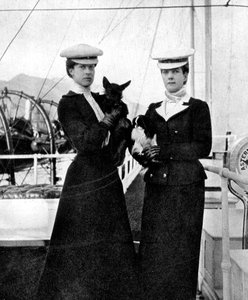 Drottning Alexandra 1844-1925 med sin dotter prinsessan Victoria 1868-1935. 1908.