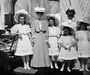 Tsar Nicholas IIs mor, syster och barn 1868-1918 av Ryssland, 1908.