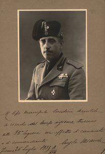 Album "MVSN- Blackshirts": Milisens konsol i uniform, 07/1935 (s/v foto) av R. Petrelli