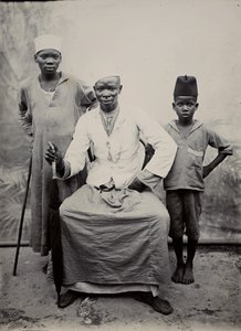 Man och två pojkar, Tanzania (silvertryck av gelatin) av R. V. Pereira