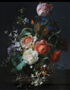 Blommor i en glasvas med en tulpan