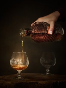 Servering av exklusiva spritdrycker av Radek Pohnan