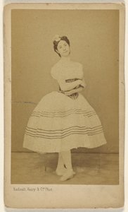 [Oidentifierad dansare, stående] av Radoult and Vaury and Cie.