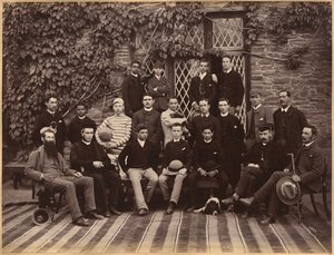 Elever och lärare i de högre klasserna vid Bishop Cotton School, Shimla (verso)