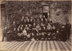 Lågstadieklass, Bishop Cotton School, Shimla (framsida) av Raja Deen Dayal
