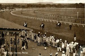The Race-Course, Poona, ca 1900-30 (sepiafoto) av Raphael Tuck and Sons