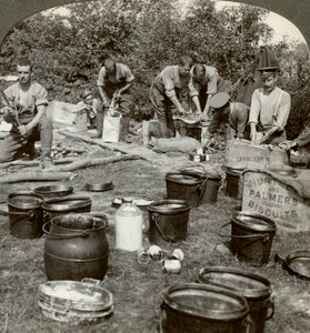 Armékockar som förbereder en måltid, första världskriget, 1914-1918.