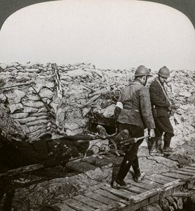 Belgiska bårbärare som bär sårade i en skyttegrav, Dixmude, Belgien, första världskriget, 1914-1918.