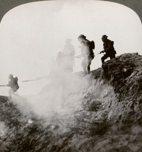 Brittiska soldater på frammarsch i skydd av gas och rök, Frankrike, första världskriget, 1916 av Realistic Travels Publishers