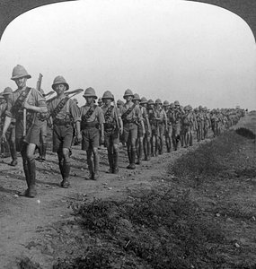 Brittiska soldater som marscherar genom öknen till Bagdad, första världskriget, 1914-1918.