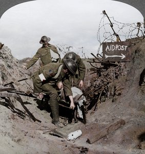 Att bära en skadad soldat till en första hjälpen-post, Passchendaele, Belgien, första världskriget, 1914-1918 av Realistic Travels Publishers