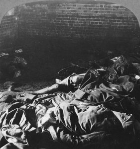 Förkolnade kroppar av besättningen på en zeppelinare sköts ner över Billericay, Essex, första världskriget, 1916