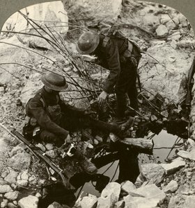 Ge vatten till en skadad kompis, Hooge, Ypres, Belgien, första världskriget, 1914-1918. av Realistic Travels Publishers