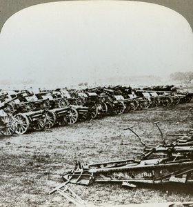 Hundratals tyska vapen fångade vid Couralette, Frankrike, slaget vid Somme, första världskriget, 1916 av Realistic Travels Publishers