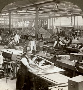 Plåtslagare vid en flygplansfabrik, första världskriget, 1914-1918 av Realistic Travels Publishers