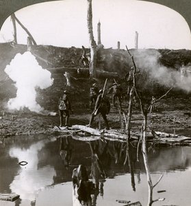 Soldater som korsar floden Ancre, Slaget vid Somme, Frankrike, första världskriget, 1916. av Realistic Travels Publishers