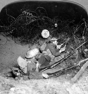 Soldater skär igenom taggtrådsförsvar, Oppy, Frankrike, första världskriget, 1914-1918.
