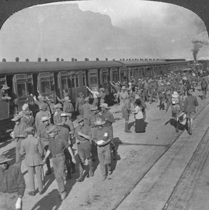 Soldiers of the Wiltshire Rifles går ombord på ett tåg, Kapstaden, Sydafrika, första världskriget, c1915 av Realistic Travels Publishers