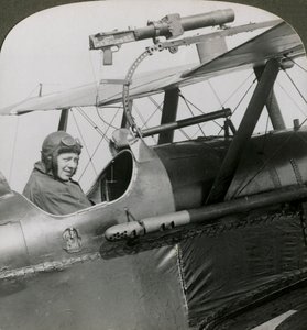 Sopwith Scout med fotografisk pistol monterad på den övre vingen, första världskriget, 1914-1918. av Realistic Travels Publishers