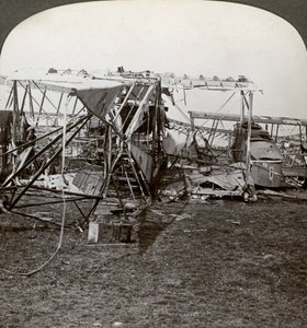Vraket av ett tyskt bombplan som försökte bryta igenom luftförsvaret, första världskriget, 1914-1918. av Realistic Travels Publishers