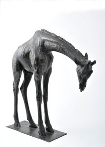 Stor giraff med sänkt huvud, modellerad 1909-10, gjuten före 1913 (brons) (se även 3084917-43) av Rembrandt Bugatti