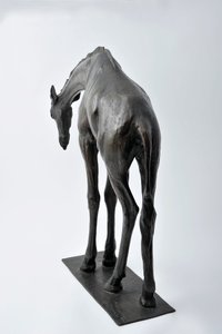 Stor giraff med sänkt huvud, modellerad 1909-10, gjuten före 1913 (brons) (se även 3084917-43) av Rembrandt Bugatti