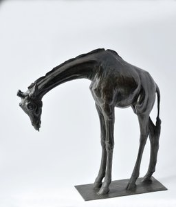 Stor giraff med sänkt huvud, modellerad 1909-10, gjuten före 1913 av Rembrandt Bugatti