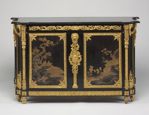 Byrå (Kommode), c.1765-1770 (ebenholtsfaner med paneler i japansk lack, fästen i förgylld brons och skiva i marmor) av Rene Dubois
