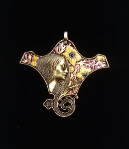 Ett hänge föreställande en ung jungfru av Rene Jules Lalique