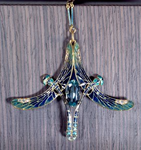 Art Nouveau: hänge "" Dragonfly"" i akvamarin, guld och emalj av Jules Rene Lalique (1860-1945) Paris, Musee d