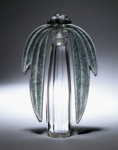 Bouchon Eucalyptus, nr 507, ca 1919 (klart, frostat och grönmålat glas) av Rene Jules Lalique