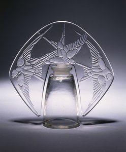 Bouchon Trois Hirondelles No. 496, c.1920 (klart och frostat glas) av Rene Jules Lalique