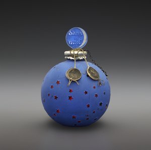 Dans la Nuit, flaska designad 1924, tillverkad ca 1930 (glas, emalj, papper, förgylld och metalltråd) av Rene Jules Lalique