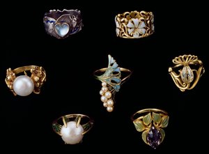 Guld, silver och kopparringar med emalj, opal, pärlor, ametister och briljanta diamanter av Rene Jules Lalique