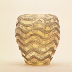 Tung formad vas med vågmönster i polerad relief av Lalique, ca 1902.