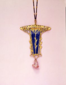 Hängande brosch och kedja (emalj, elfenben, guld och pärla) av Rene Jules Lalique