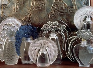 Parfymflakon i glas av Rene Jules Lalique