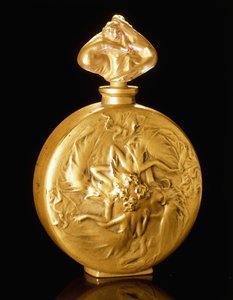Rosacefigurer på en doftflaska, av Rene Jules Lalique