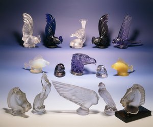 Olika glasbilsmaskotar (av fåglar, fiskar, hästar och ett människohuvud) av Rene Jules Lalique