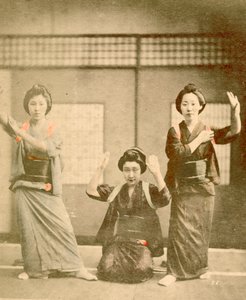 Flickor som dansar ca 1896 (foto) av Renjo Shimooka